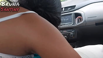 Saímos para comprar pães e acabamos transando dentro do carro em um terreno baldio