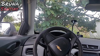 Saímos para comprar pães e acabamos transando dentro do carro em um terreno baldio