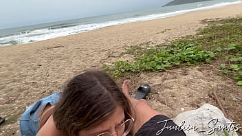 E se alguém pegar a gente realizei o fetiche do meu namorado e mamei sua piroca na praia quase nós pegaram no flagra E se alguém pegar a gente realizei o fetiche do meu namorado e mamei sua piroca na praia quase nós pegaram no flagra