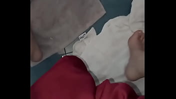 Si riscalda la fica col phon tutta pisciata