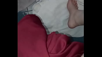 Si riscalda la fica col phon tutta pisciata