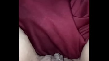 Si riscalda la fica col phon tutta pisciata