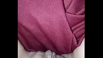 Si riscalda la fica col phon tutta pisciata