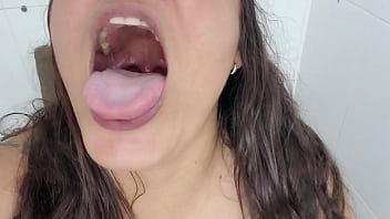 Paty bumbum enfiou o consolo até sair mel da buceta