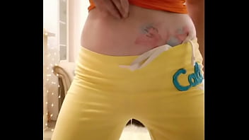 Golden lemonade in yellow yoga pants #pee #piss #wetpants #pantswetting #yogapants