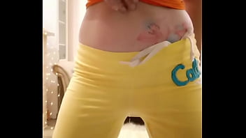 Golden lemonade in yellow yoga pants #pee #piss #wetpants #pantswetting #yogapants