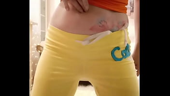 Golden lemonade in yellow yoga pants #pee #piss #wetpants #pantswetting #yogapants