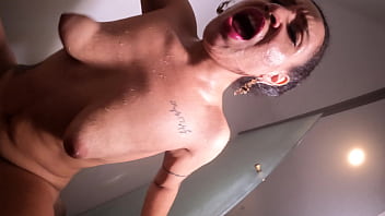 Enchendo a safada de porra no banheiro day fagundes