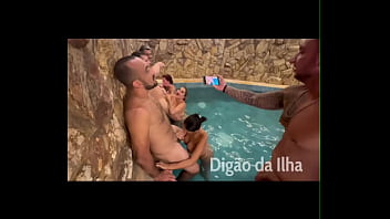 Fila de boquete na piscina do motel