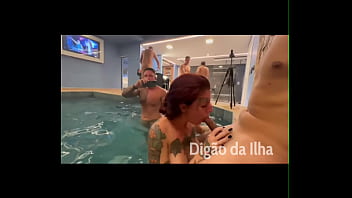 Fila de boquete na piscina do motel