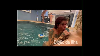 Fila de boquete na piscina do motel Fila de boquete na piscina do motel