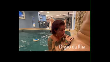 Fila de boquete na piscina do motel