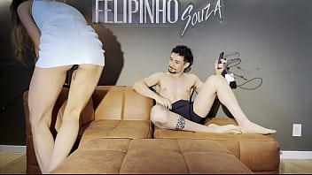 Não aguentei e gozei gostoso com o meu primo antes da minha tia chegar