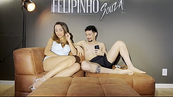 Não aguentei e gozei gostoso com o meu primo antes da minha tia chegar