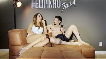 Não aguentei e gozei gostoso com o meu primo antes da minha tia chegar