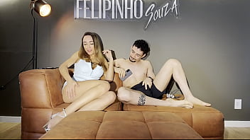 Não aguentei e gozei gostoso com o meu primo antes da minha tia chegar