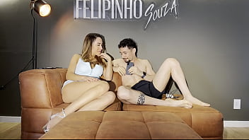 Não aguentei e gozei gostoso com o meu primo antes da minha tia chegar