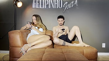 Não aguentei e gozei gostoso com o meu primo antes da minha tia chegar