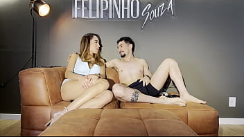 Não aguentei e gozei gostoso com o meu primo antes da minha tia chegar