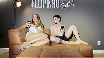 Não aguentei e gozei gostoso com o meu primo antes da minha tia chegar