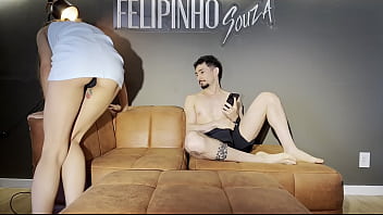 Não aguentei e gozei gostoso com o meu primo antes da minha tia chegar