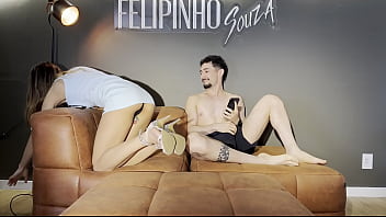 Não aguentei e gozei gostoso com o meu primo antes da minha tia chegar