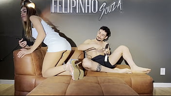 Não aguentei e gozei gostoso com o meu primo antes da minha tia chegar