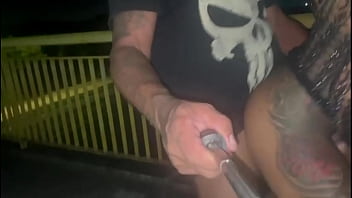 Esposa fazendo exibismo na rua deixando os coecas loucos