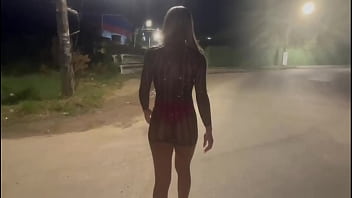 Esposa fazendo exibismo na rua deixando os coecas loucos