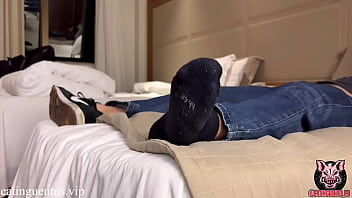 Que Tesao Chupar Os Pés Do Macho Malhado thumbnail