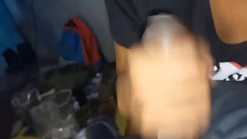 Joven cuando sale de estudiar va a casa de amigos