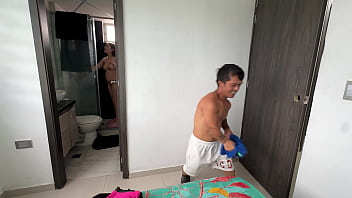 Observo a mi latina hermanastra duchandose y aprovecho para holer sus pantis para ponerme muy cachondo y poderla follar muy duro y rico y terminar corriéndome en su apretado culo rico