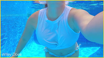 Milf shows perfect tits outdoors swimming