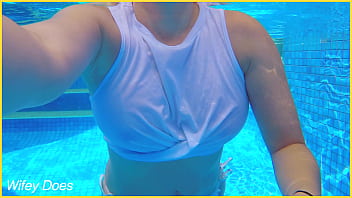 Milf shows perfect tits outdoors swimming