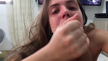 A loirinha safada queria humilhar o corninho do pinto pequeno