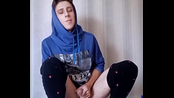 Sexy twink cums three times and expands his anal hole to the maximum