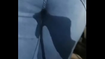 Laska posikała się w spodnie