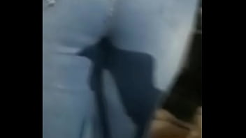 Laska posikała się w spodnie