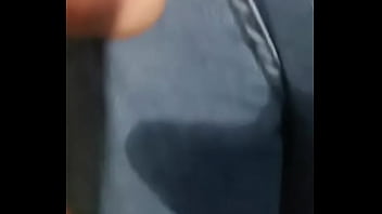 Laska posikała się w spodnie