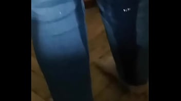 Laska posikała się w spodnie