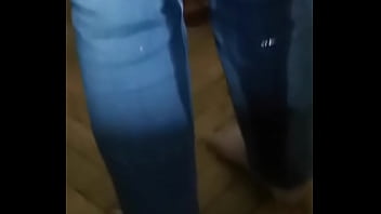 Laska posikała się w spodnie