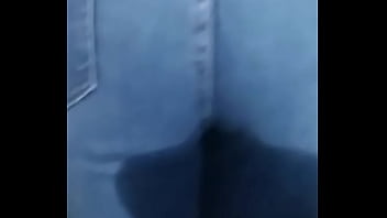 Laska posikała się w spodnie