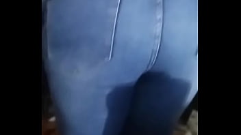 Laska posikała się w spodnie