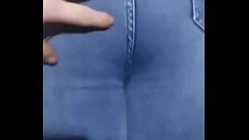 Laska posikała się w spodnie