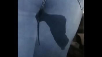 Laska posikała się w spodnie