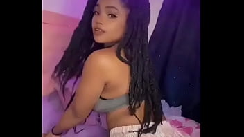 Negra Gostosa Rebolando Na Frente Da Câmera E Fazendo Cara De Safada thumbnail