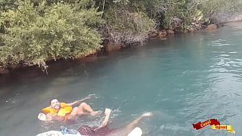 Sexo anal em alto mar