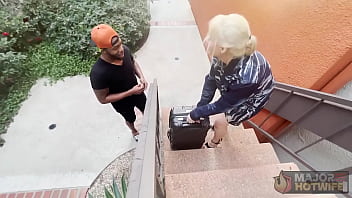 Blonde cutie jessica starling gets eaten and banged by rome major