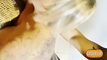 A gostosa da modelo depois do trabalho foi para a suíte com dois negões e deixou eles a comerem seu cu até ela gozar de prazer