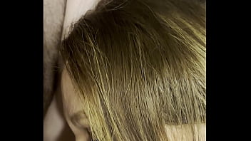 Dj brisa mamando deitadinha até engasgar